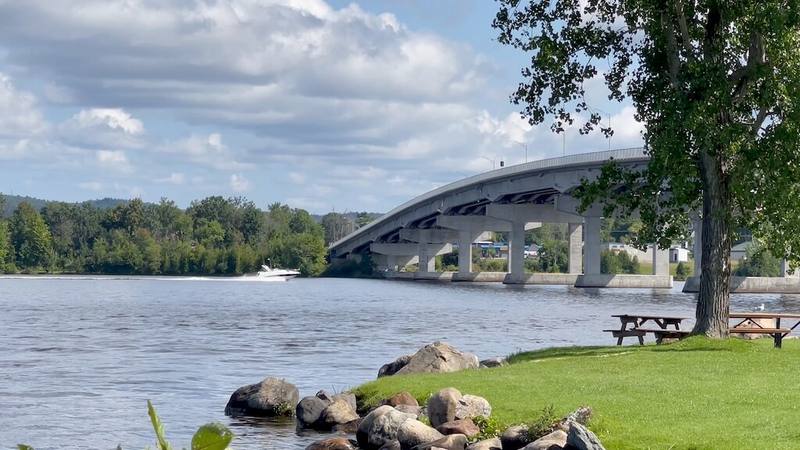 Parc riverain et pont du Long-Sault à Hawkesbury